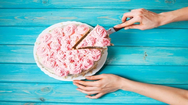 How To Cut A Cake Into Perfect Portions